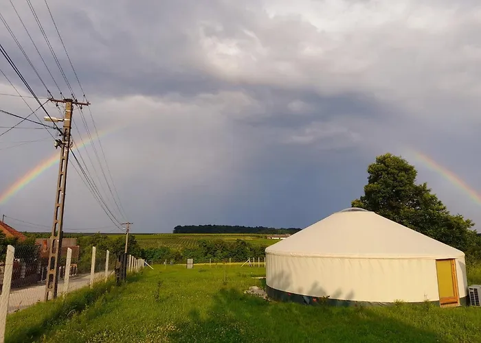 אוהל מפואר Szent Marton Jurtaszallas Zalakaros Koezeleben Nagyrécse