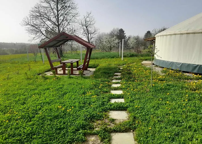 Szent Marton Jurtaszallas Zalakaros Koezeleben אוהל מפואר